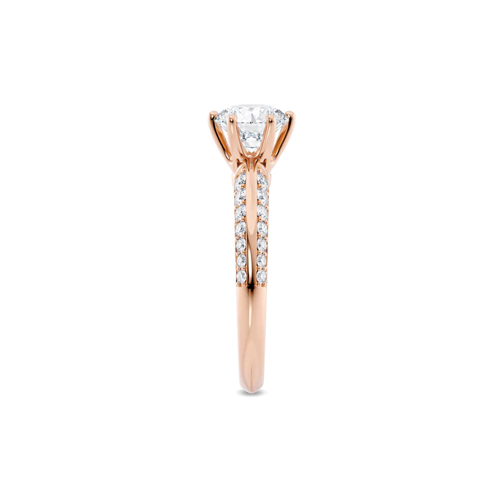 Diamantring tapered pavé roségull med 1,40 ct med lab-diamant, fokus på ringskinnen sett rett forfra, designet av Hartwell.
