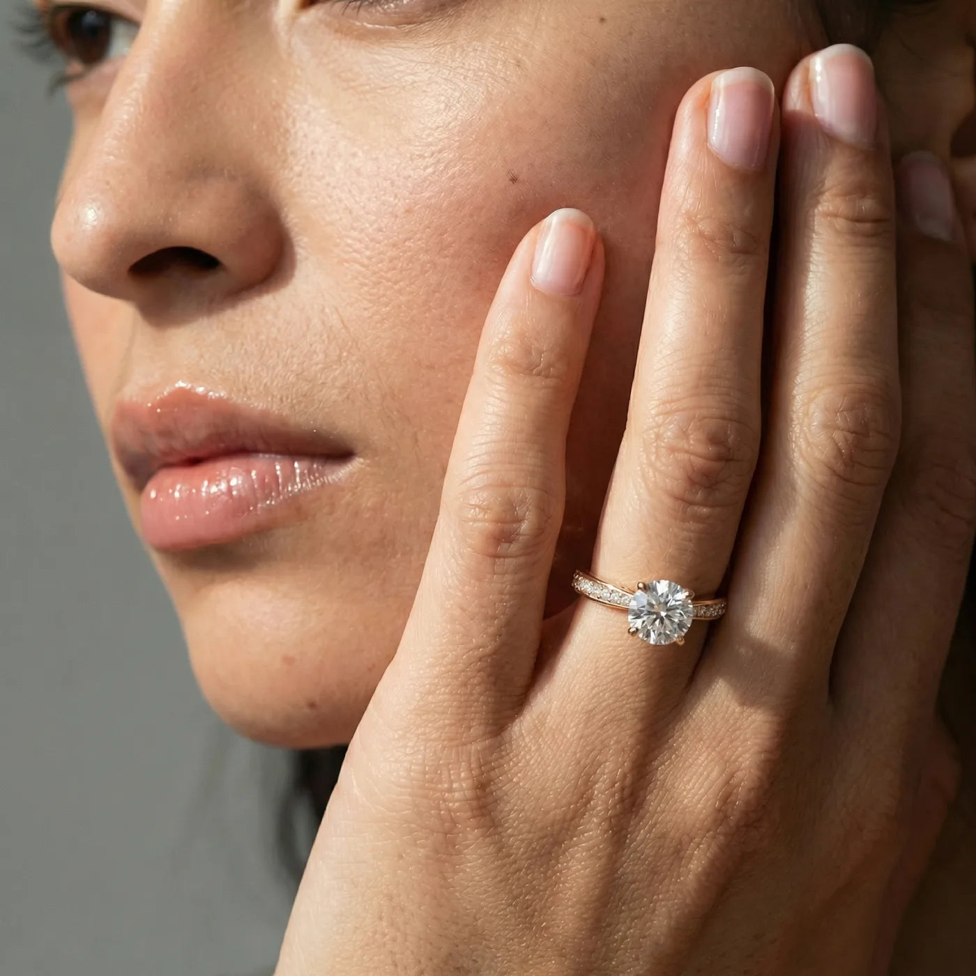 Tapered diamantring i rosegull med pave diamanter 2,30 carat på modell i naturlig lys.