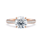 Diamantring tapered pavé roségull med 2,30  ct med lab-diamant, vist liggende forfra, designet av Hartwell.