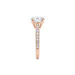 Diamantring tapered pavé roségull med 2,30  ct med lab-diamant, fokus på ringskinnen sett rett forfra, designet av Hartwell.