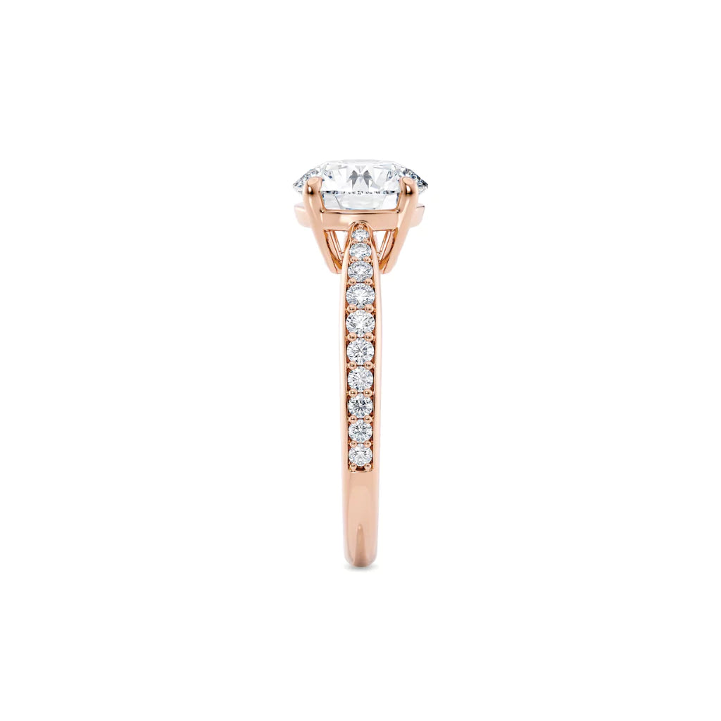 Diamantring tapered pavé roségull med 2,30  ct med lab-diamant, fokus på ringskinnen sett rett forfra, designet av Hartwell.