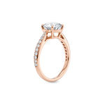 Diamantring tapered pavé roségull med 2,30  ct med lab-diamant, vist stående fra siden, designet av Hartwell.