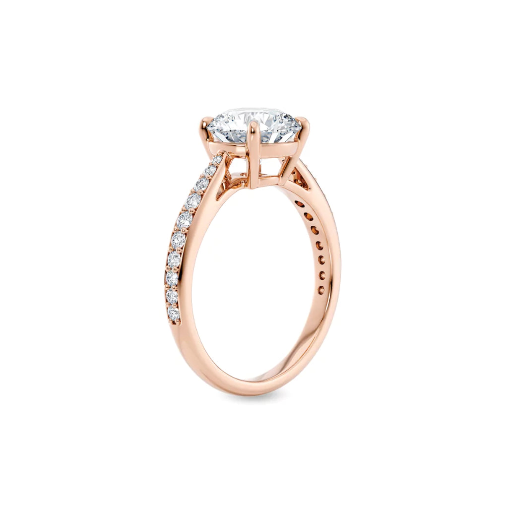 Diamantring tapered pavé roségull med 2,30  ct med lab-diamant, vist stående fra siden, designet av Hartwell.