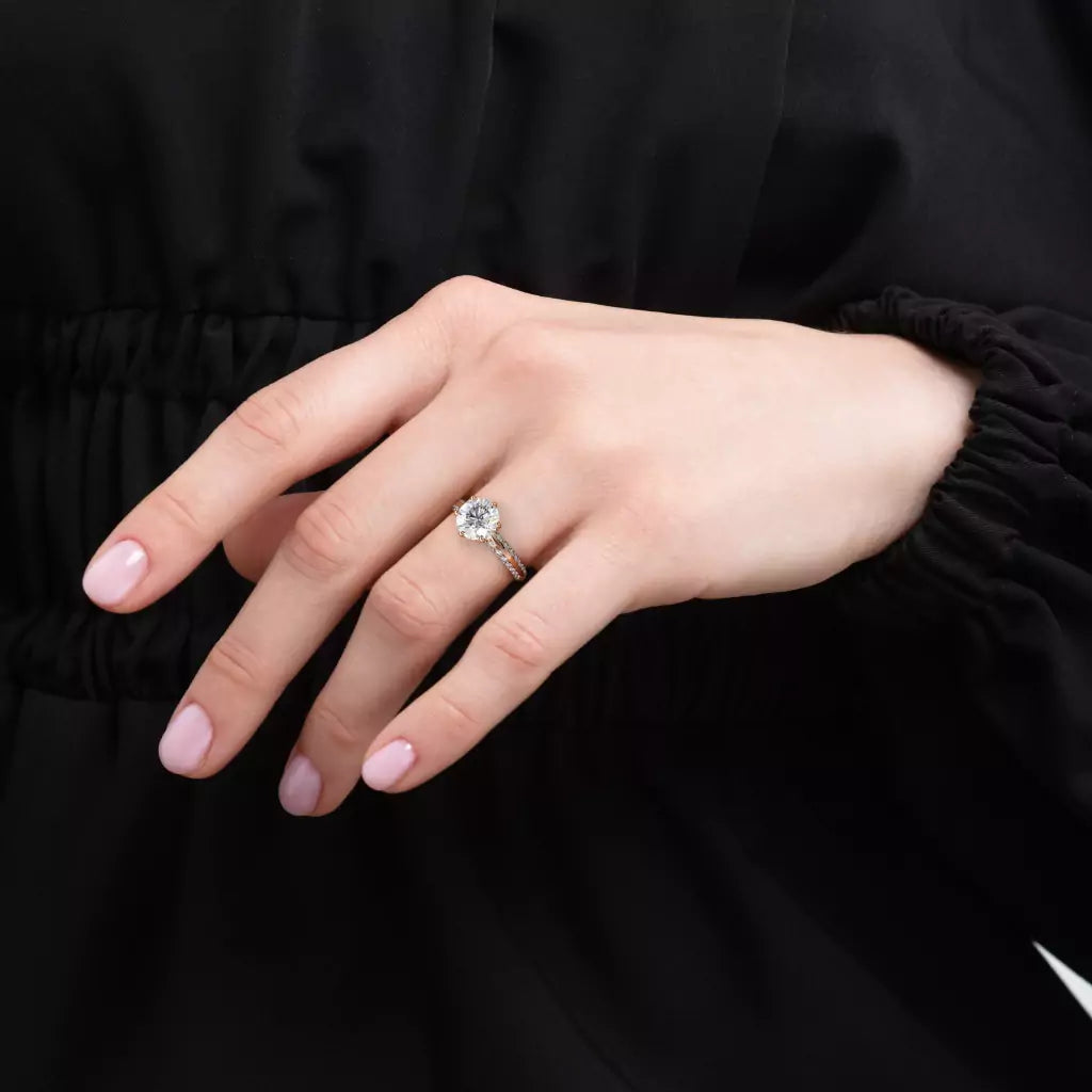 Diamantring tapered pavé roségull med 2,50 ct med lab-diamant, vist på fingeren til en modell, designet av Hartwell.
