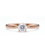 Diamantring tapered i roségull  med en 0,50 ct lab diamant vist liggende forfra, designet av Hartwell.