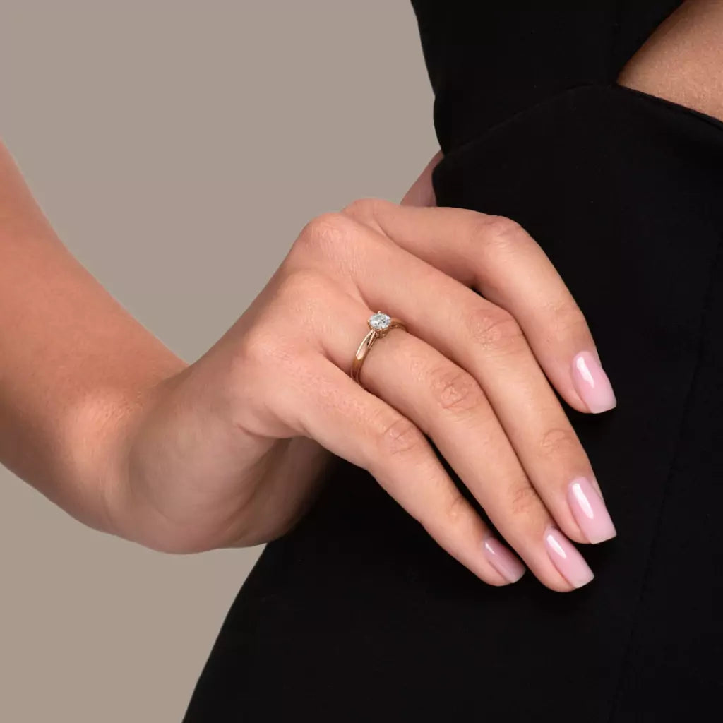 Diamantring tapered i roségull  med en 0,50 ct lab diamant vist på fingeren til en modell, designet av Hartwell