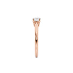 Diamantring tapered i roségull med en 0,50 ct lab diamant, fokus på ringskinnen sett rett forfra, designet av Hartwell.