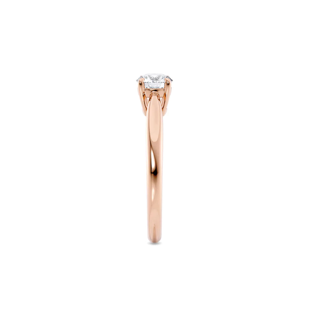 Diamantring tapered i roségull med en 0,50 ct lab diamant, fokus på ringskinnen sett rett forfra, designet av Hartwell.