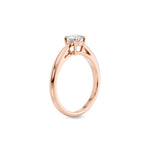 Diamantring tapered i roségull med en 0,50 ct lab diamant, vist stående fra siden, designet av Hartwell.