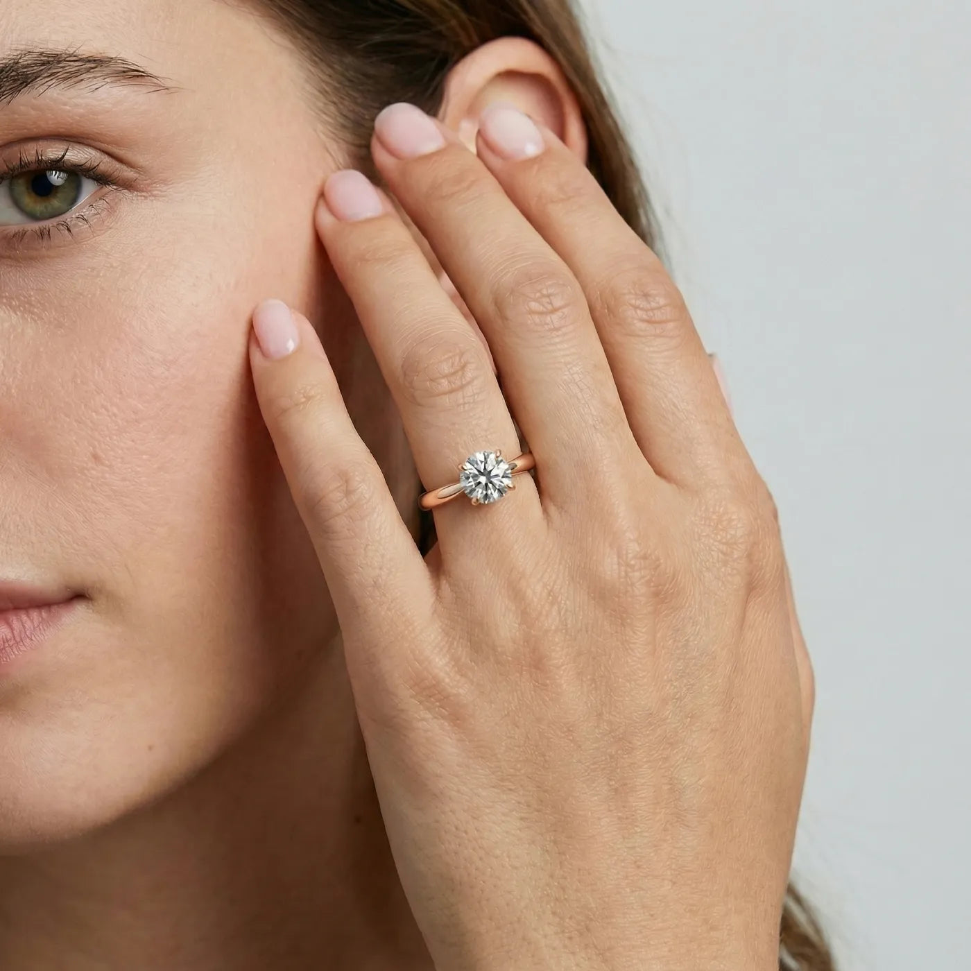 Tapered rosegull diamantring med 1 ct lab diamant – lifestyle-bilde på modell