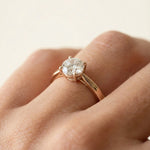 Diamantring tapered i roségull  med en 1,00 ct lab diamant vist på fingeren til en modell, designet av Hartwell