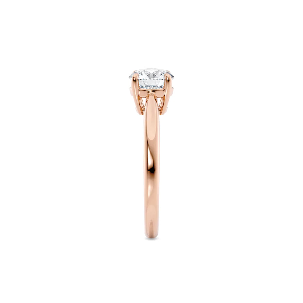 Diamantring tapered i roségull med en 1,00 ct lab diamant, fokus på ringskinnen sett rett forfra, designet av Hartwell.