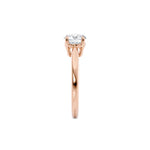 Diamantring tapered i roségull med en 1,00 ct lab diamant, fokus på ringskinnen sett rett forfra, designet av Hartwell.