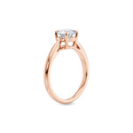 Diamantring tapered i roségull med en 1,00 ct lab diamant, vist stående fra siden, designet av Hartwell.