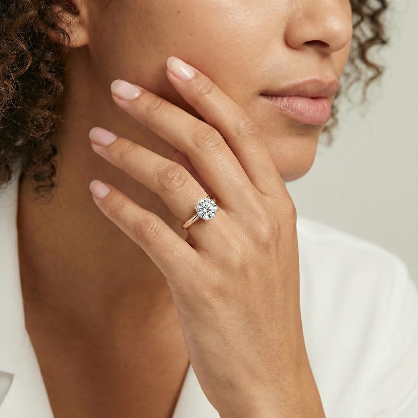 2 ct tapered diamantring i rosegull med lab diamant vist på modell i naturlig lys