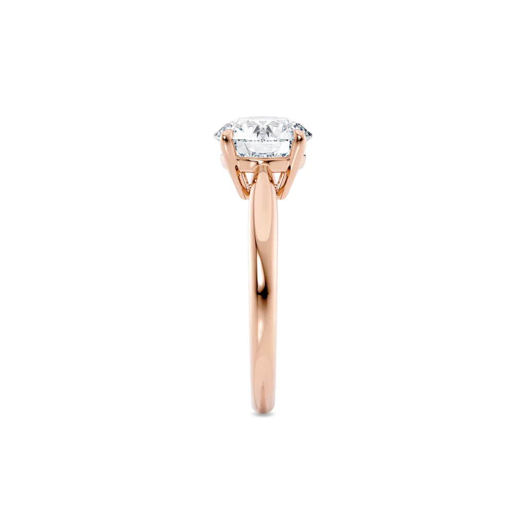 Diamantring tapered i roségull med en 2,00 ct lab diamant, fokus på ringskinnen sett rett forfra, designet av Hartwell.
