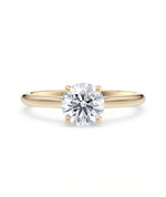 Frontbilde av tynn diamantring i gult gull med lab-diamant, medium størrelse, fra Hartwell