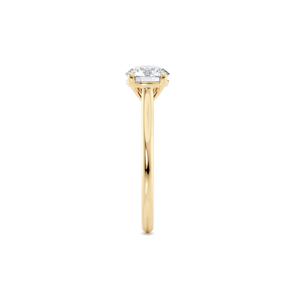 Sidebilde av tynn diamantring i gult gull med lab-diamant, medium størrelse, fra Hartwell