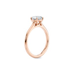 Perspektivbilde av tynn diamantring i roségull med lab-diamant, medium størrelse, fra Hartwell
