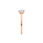 Sidebilde av tynn diamantring i roségull med lab-diamant, medium størrelse, fra Hartwell