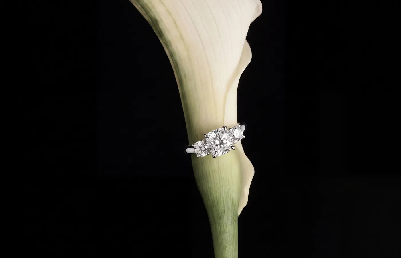 custom desinget diamantring med tre stener i hvitt gull fra hartwell 