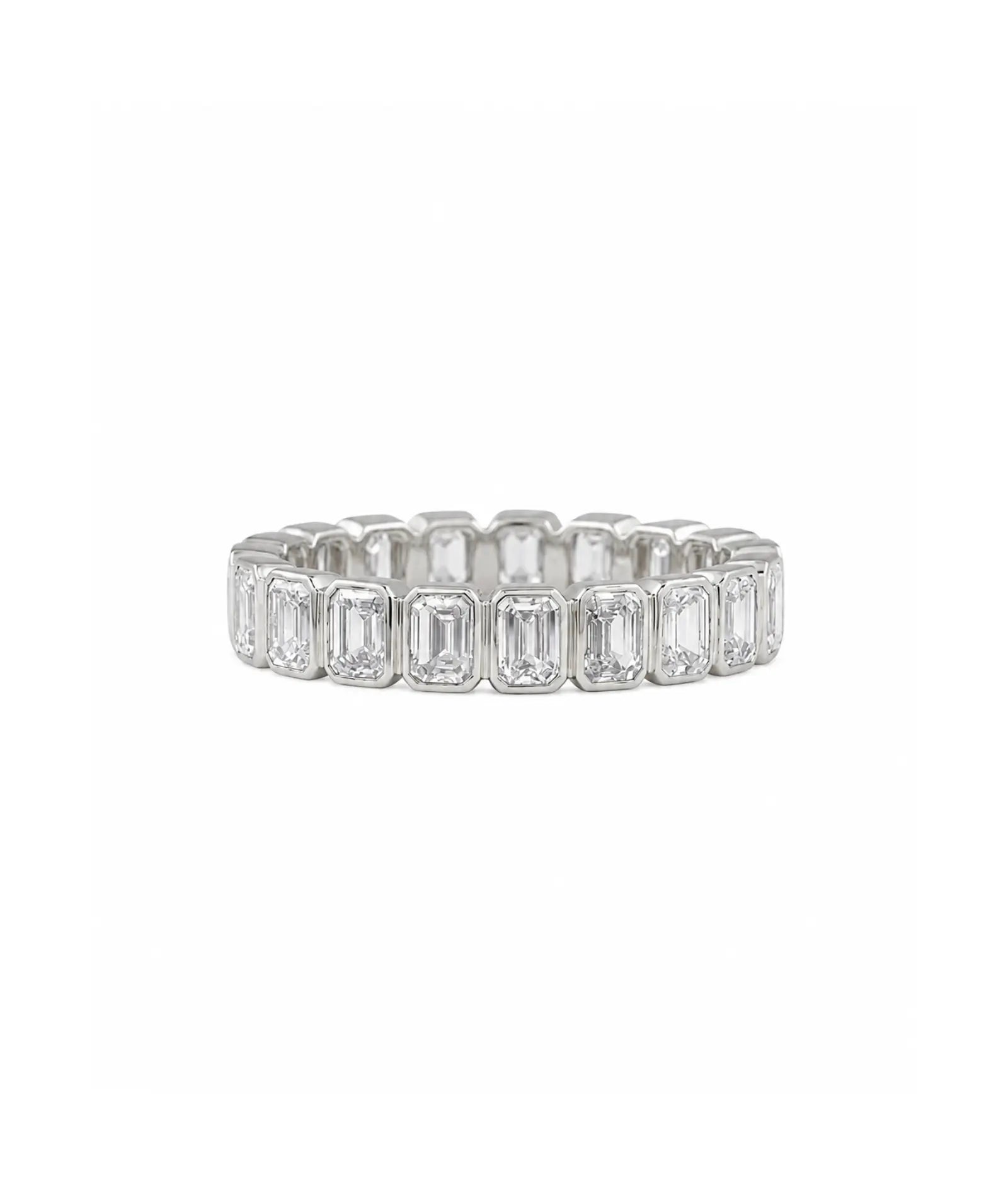 Emerald Cut Bezel Eternity Ring i 14K hvitt gull med 1,70 ct laboratoriedyrkede diamanter, bezelinnfatning.