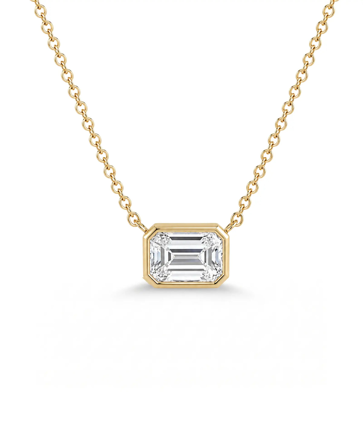 Emerald cut diamanthalskjede i bezelinnfatning, 14K gult gull.