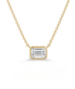 Emerald cut diamanthalskjede i bezelinnfatning, 14K gult gull.
