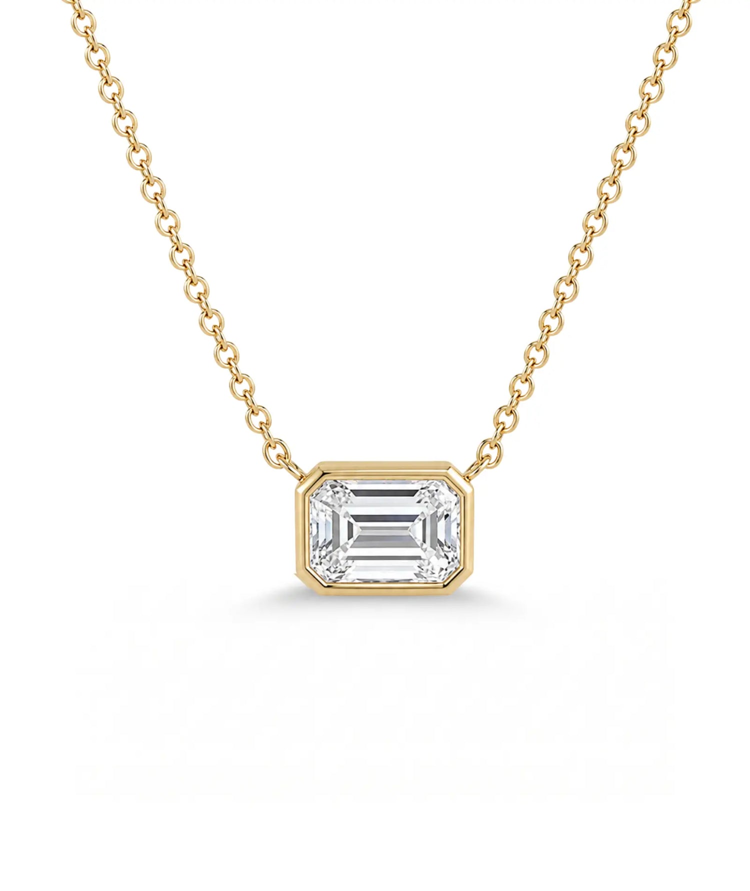Emerald cut diamanthalskjede i bezelinnfatning, 14K gult gull.