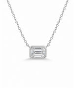  Emerald cut diamanthalskjede i bezelinnfatning, 14K hvitt gull.