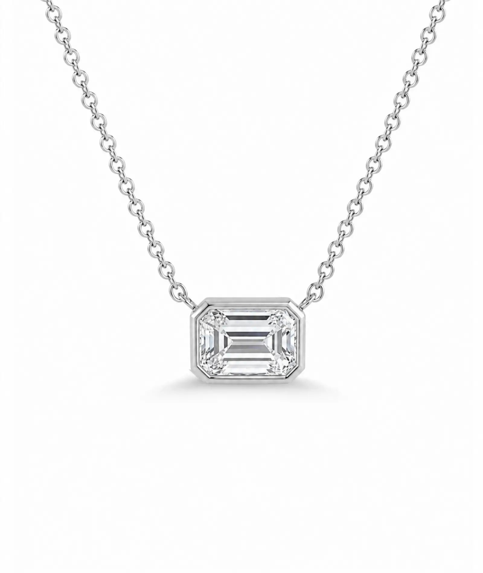  Emerald cut diamanthalskjede i bezelinnfatning, 14K hvitt gull.