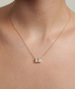 Emerald cut diamanthalskjede i kloinnfatning, 14K gult gull på modell