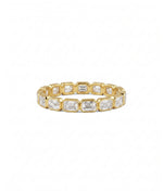Emerald cut east-west eternity-ring i bezelinnfatning, 14K gult gull, 1,40 ct laboratoriedyrkede diamanter.