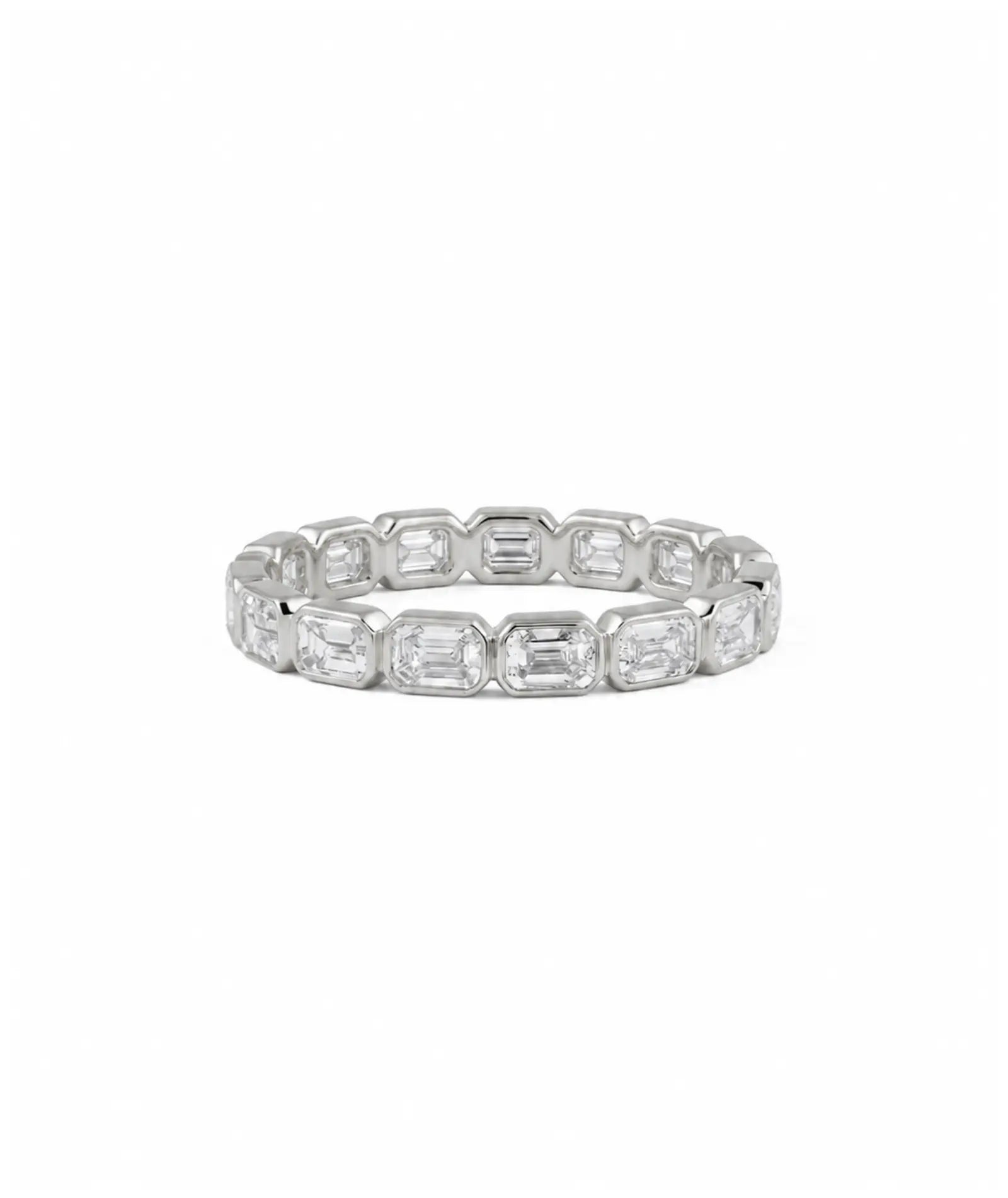 Emerald cut east-west eternity-ring i bezelinnfatning, 14K hvitt gull, 1,40 ct laboratoriedyrkede diamanter.