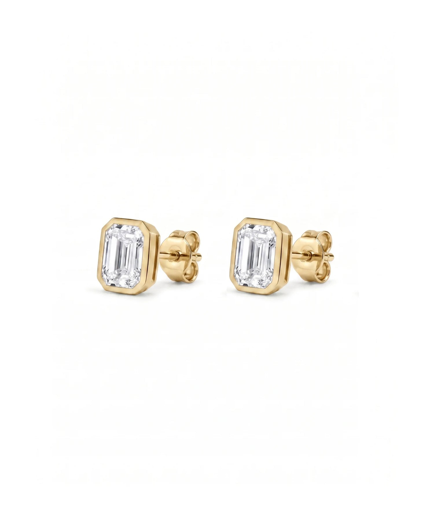 Emerald cut øredobber i bezelinnfatning, 1,00 ct, gult gull, sidevinkel.