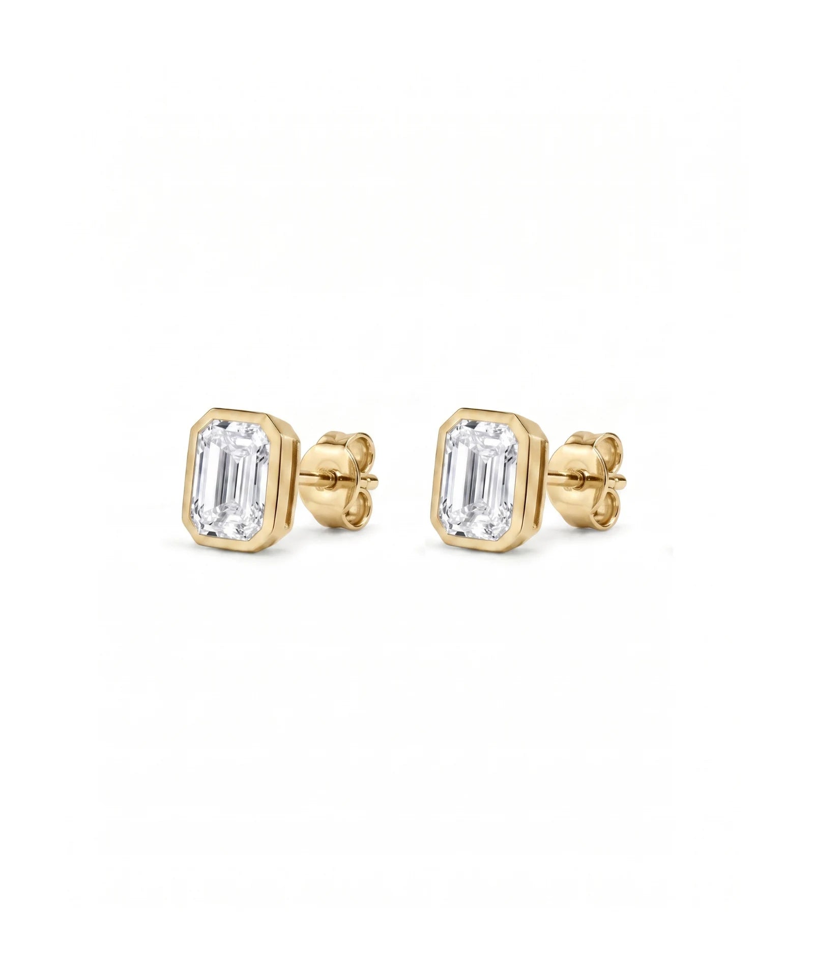 Emerald cut øredobber i bezelinnfatning, 1,00 ct, gult gull, sidevinkel.