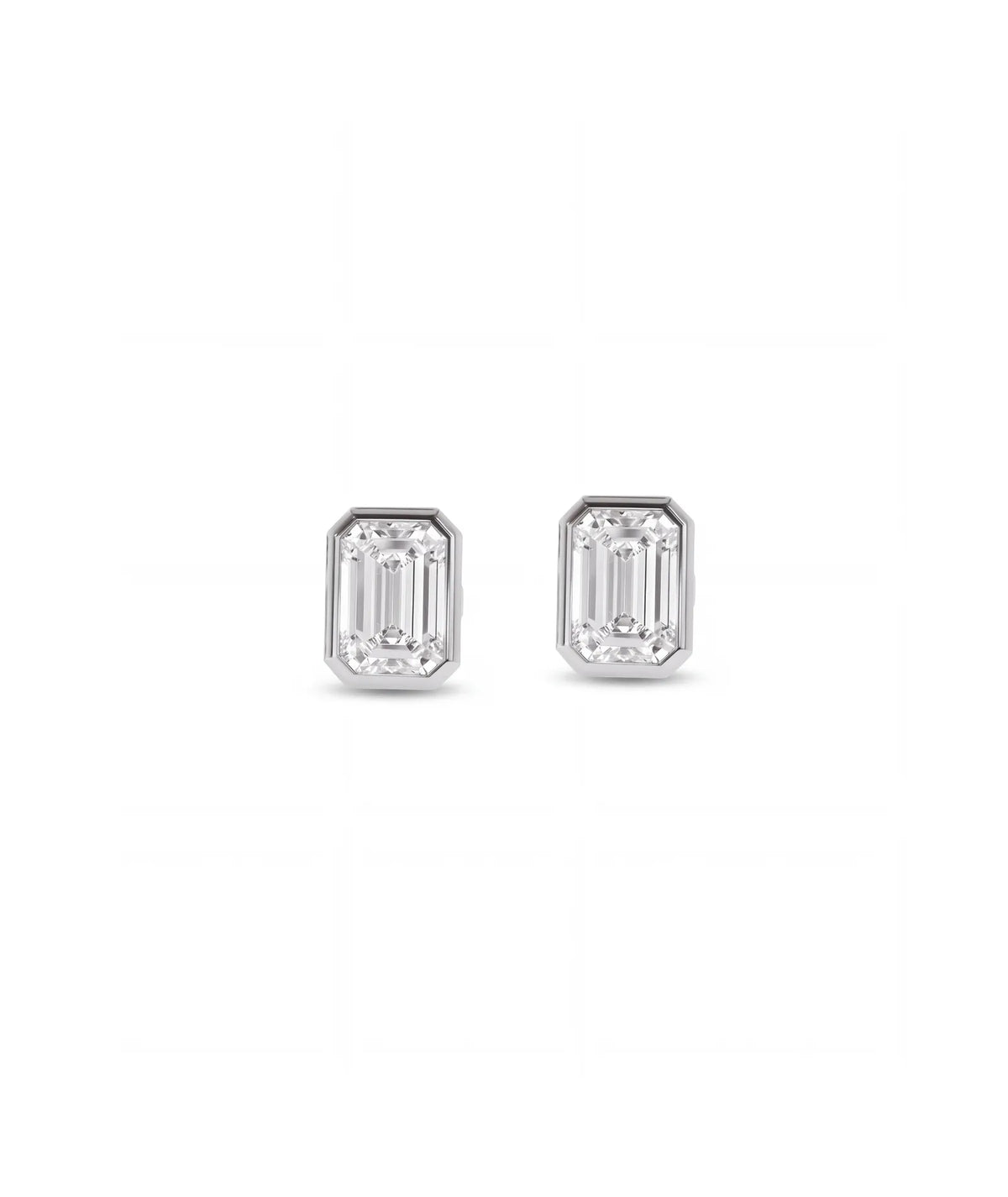 Emerald cut øredobber i bezelinnfatning, 1,00 ct, hvitt gull, forfra.
