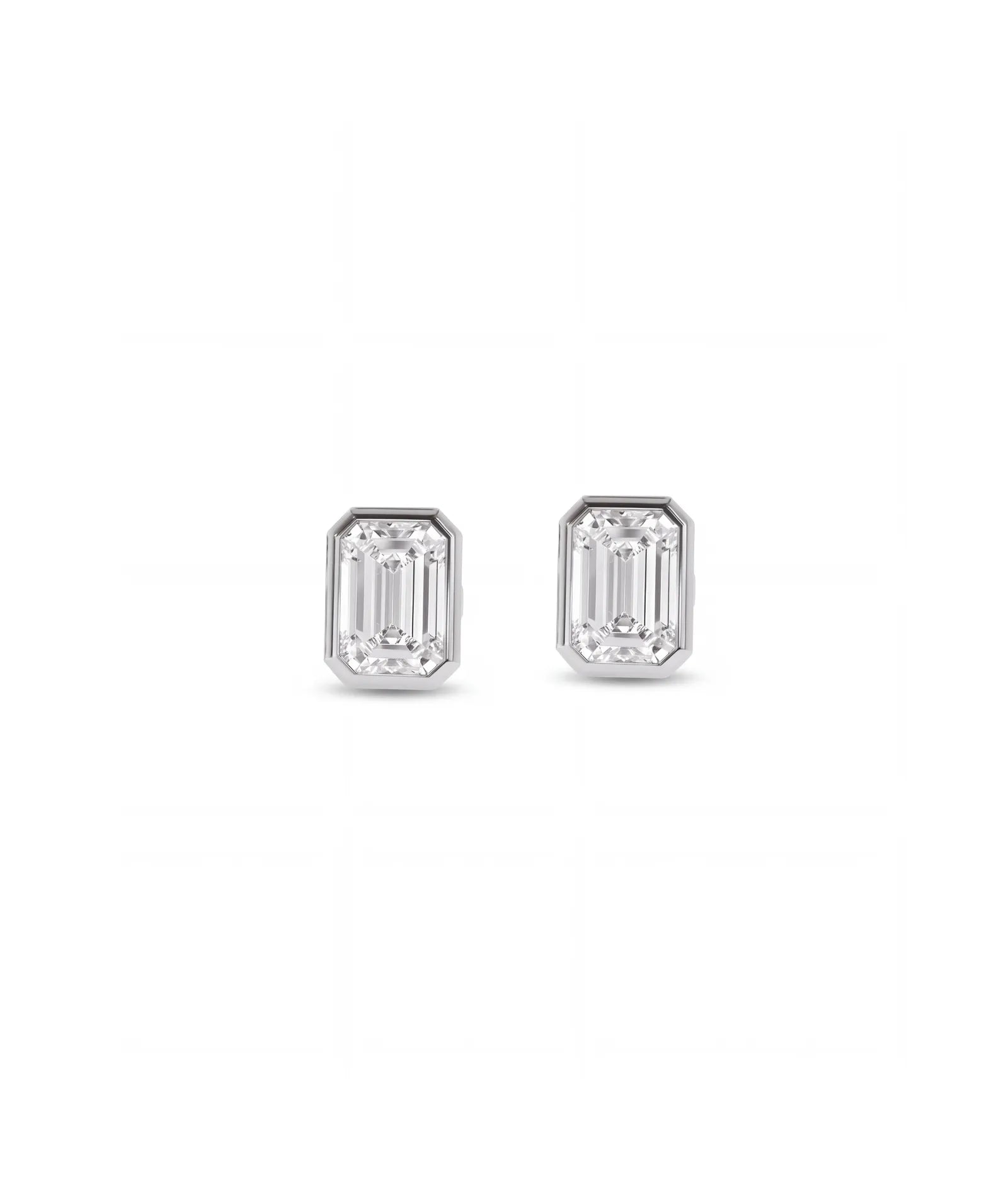 Emerald cut øredobber i bezelinnfatning, 1,00 ct, hvitt gull, forfra.