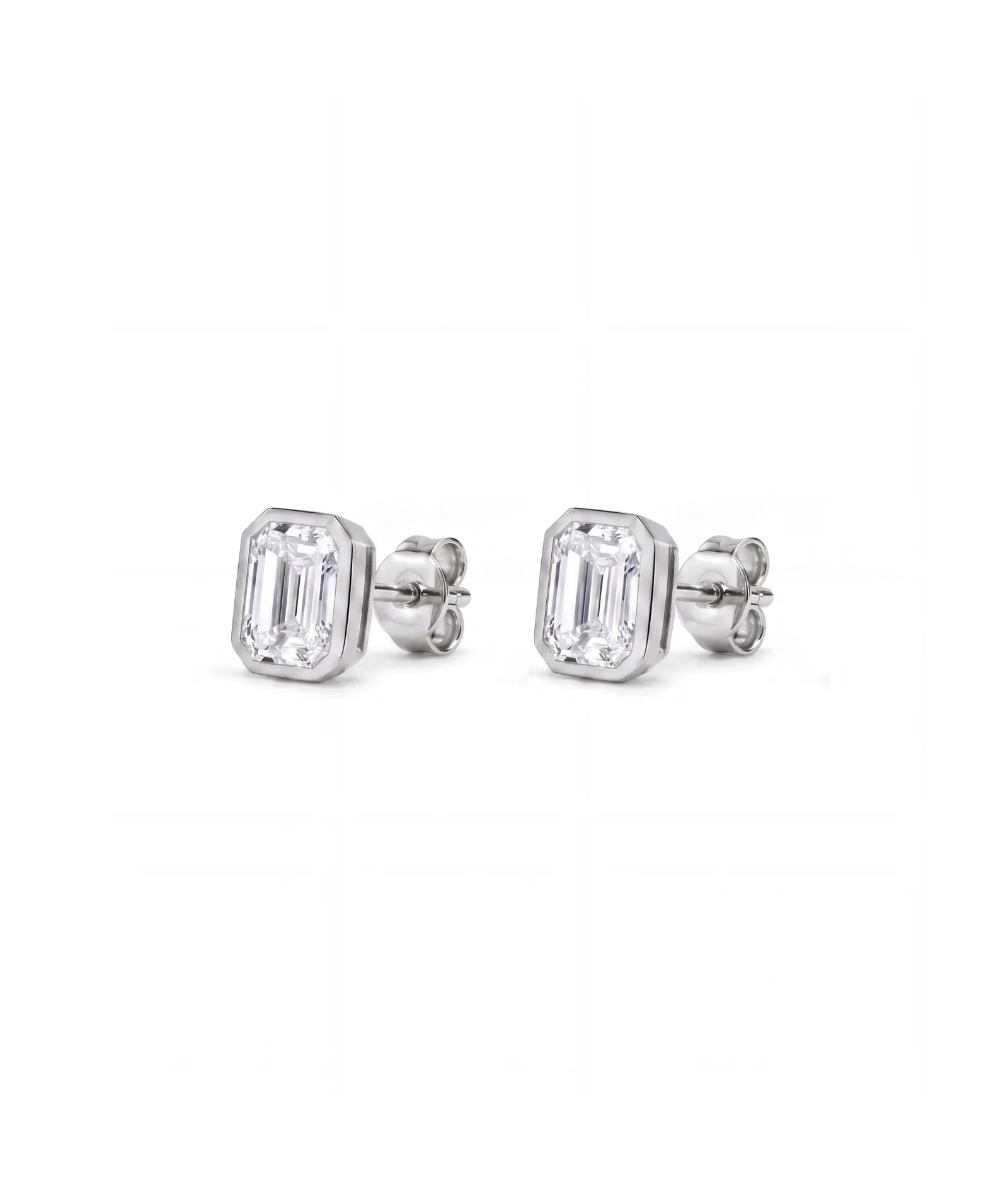 Emerald cut øredobber i bezelinnfatning, 1,00 ct, hvitt gull, sidevinkel.