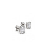 Emerald cut øredobber i bezelinnfatning, 1,00 ct, hvitt gull, skrå til siden. 