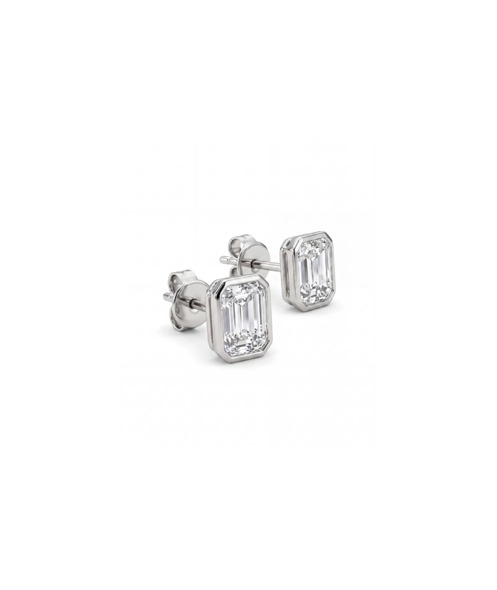 Emerald cut øredobber i bezelinnfatning, 1,00 ct, hvitt gull, skrå til siden. 