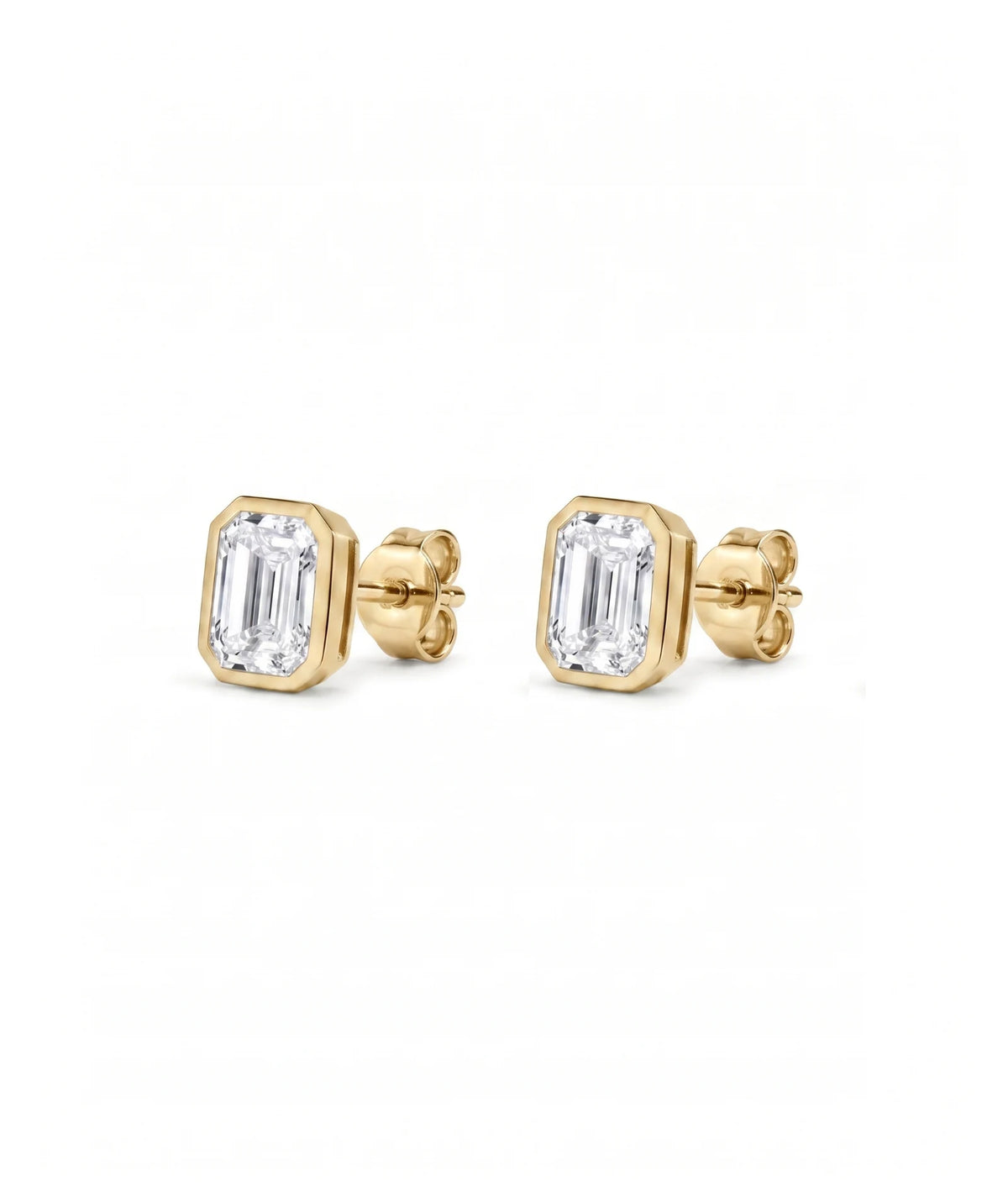 Emerald cut øredobber i bezelinnfatning, 2,00 ct, gult gull, sidevinkel.