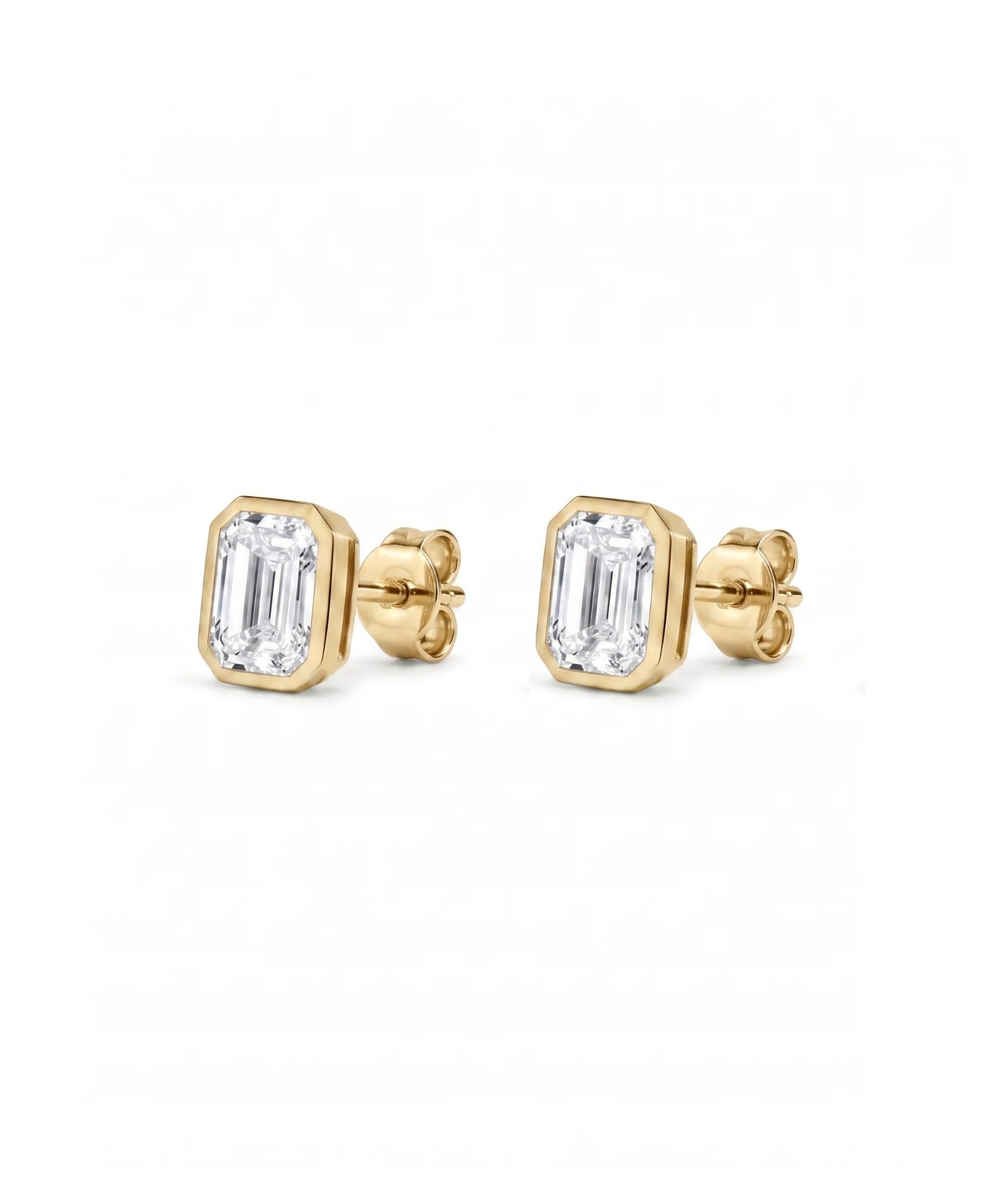 Emerald cut øredobber i bezelinnfatning, 2,00 ct, gult gull, sidevinkel.