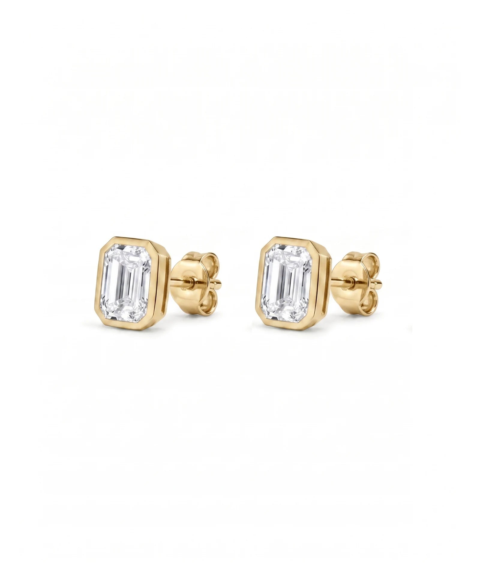 Emerald cut øredobber i bezelinnfatning, 2,00 ct, gult gull, sidevinkel.