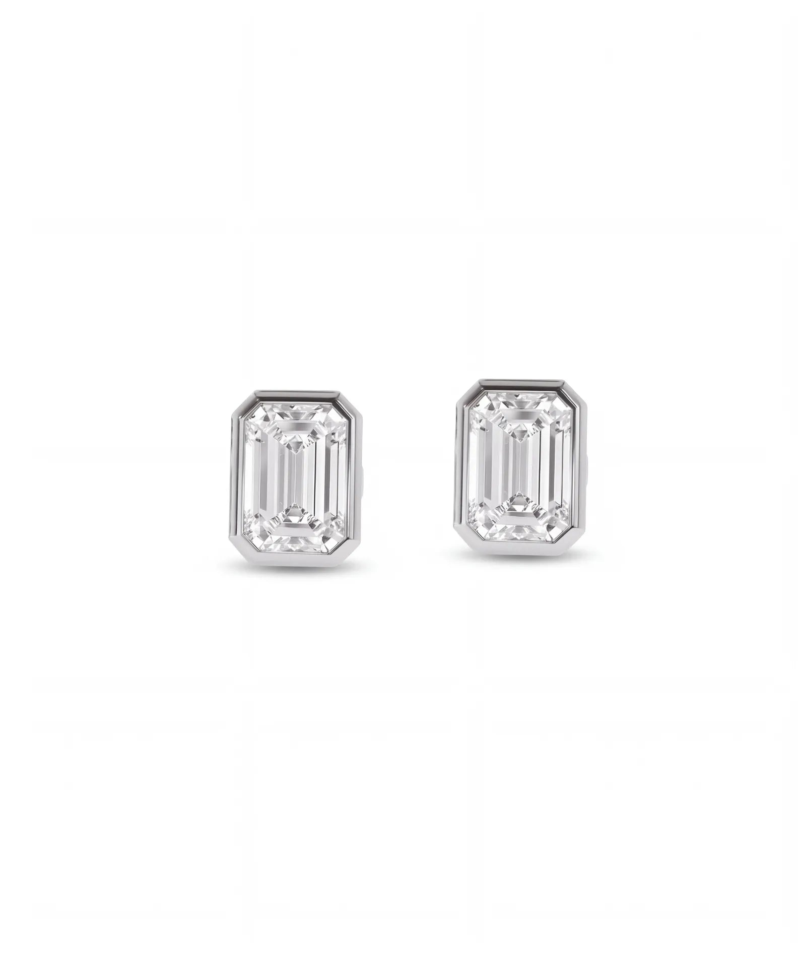 Emerald cut øredobber i bezelinnfatning, 2,00 ct, hvitt gull, forfra.