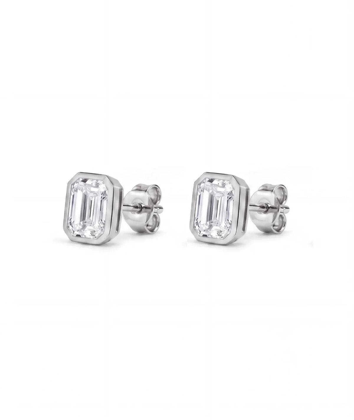 Emerald cut øredobber i bezelinnfatning, 2,00 ct, hvitt gull, sidevinkel.