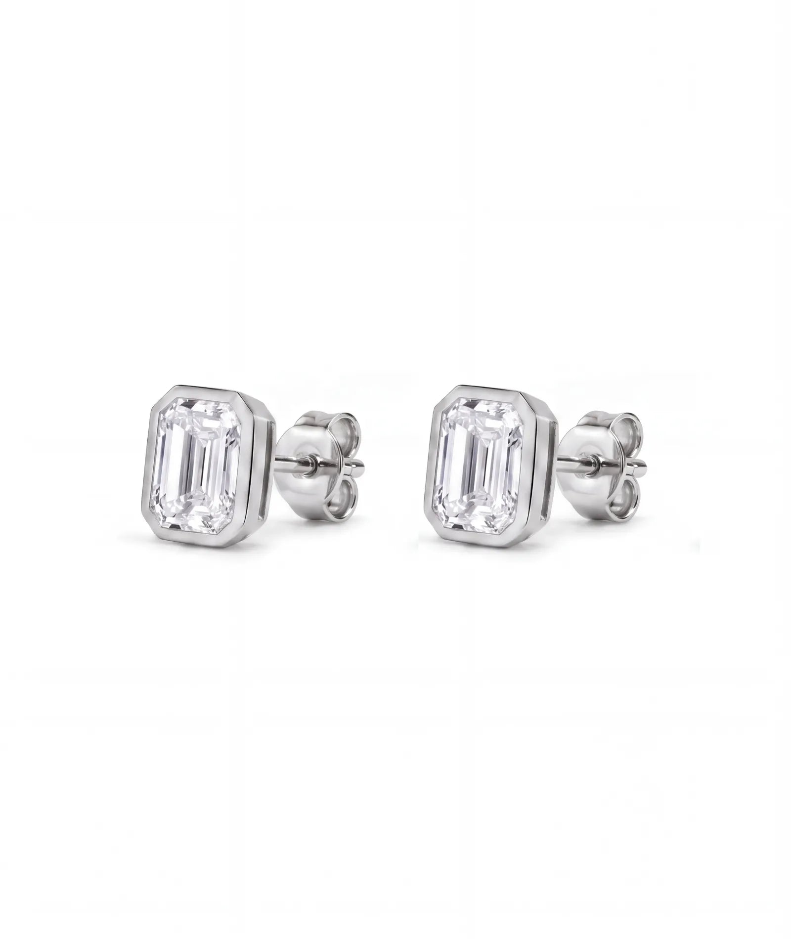 Emerald cut øredobber i bezelinnfatning, 2,00 ct, hvitt gull, sidevinkel.