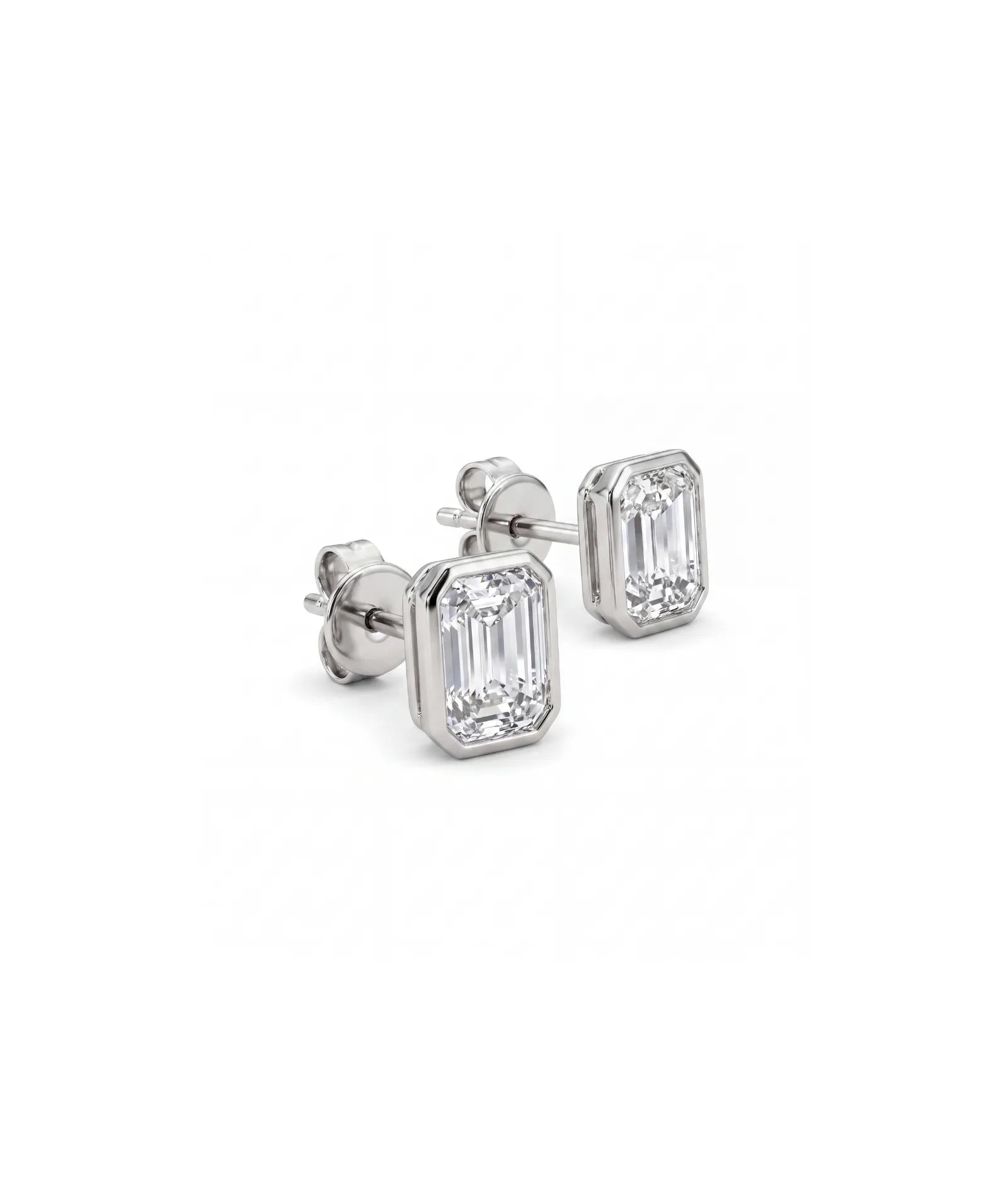 Emerald cut øredobber i bezelinnfatning, 2,00 ct, hvitt gull, skrå til siden. 