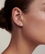 Emerald cut øredobber i bezelinnfatning, 2,00 ct, hvitt gull, i øret på modell
