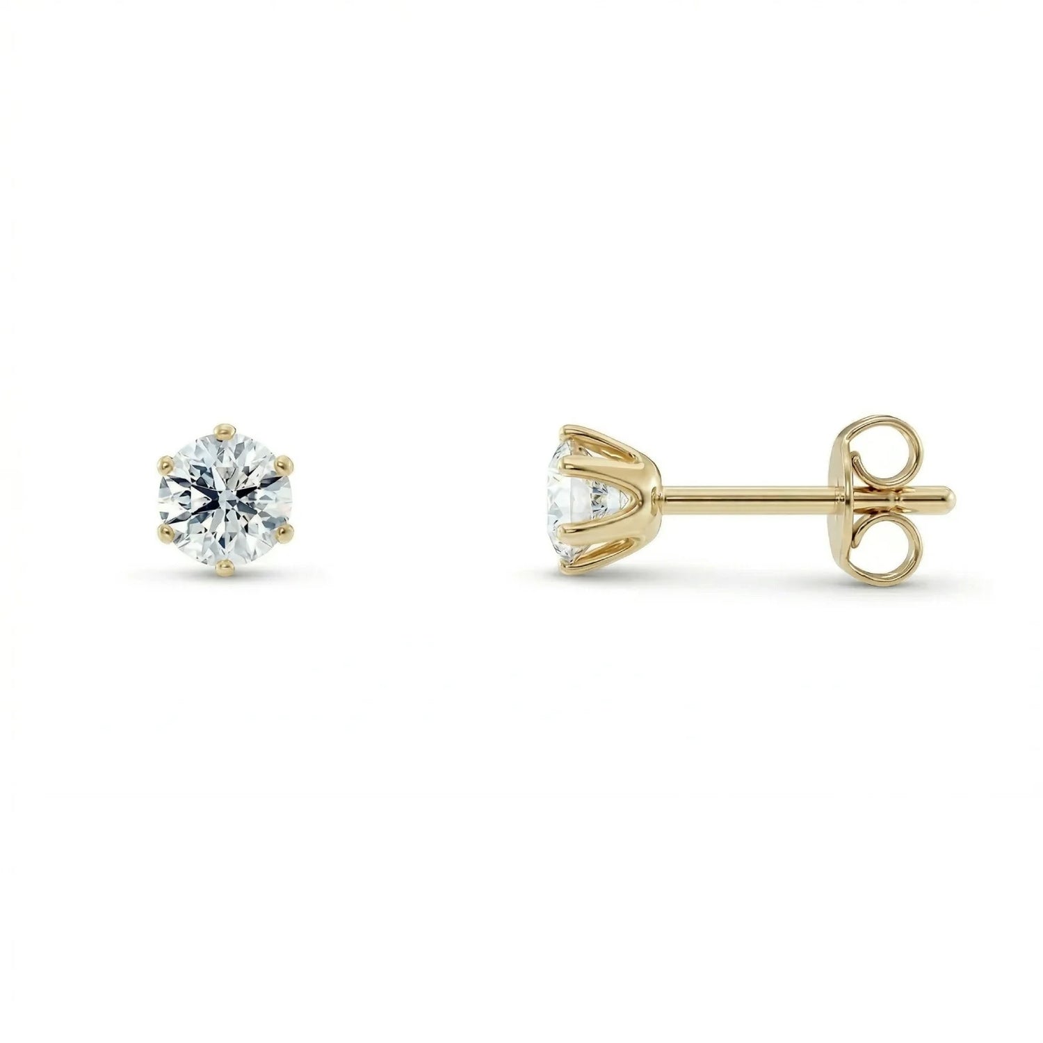 To diamantøredobber i gult gull 0,60 ct – én sett forfra og én fra siden, med seks klør.